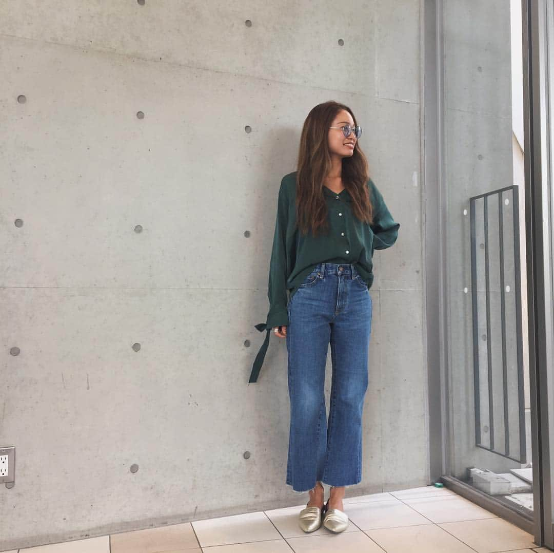 Ungrid staff snapさんのインスタグラム写真 - (Ungrid staff snapInstagram)「"西宮ガーデンズ店 @shop_ungrid_aya 163cm" . #スリーブリボンブラウス ¥8,532(tax in)/グリーン . #リメイクカットオフデニム ¥17,280/24インチ . #Ungrid  #Ungrid_staffsnap #Ungrid17AW  #blouse #Ungriddenim」8月31日 10時42分 - ungrid_staffsnap