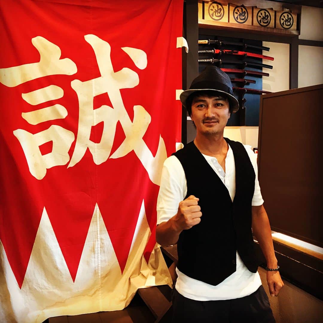 のインスタグラム：「- 京都散歩 Photo by 渋谷プロデューサー - 京都に来たついでに "清水寺" へ。からの "坂本龍馬の墓"。からの、いざ "池田屋" 。あへあへは〜 "はなの舞" になってる〜じゃありませんか！？むむむむ〜なので "本能寺 "へ向かってみた。（※4枚目の方が渋谷浩康プロデューサー） #清水寺 #坂本龍馬 #新選組 #新撰組 #誠 #幕末 #池田屋 #長州藩 #土佐藩 #本能寺 #京都」