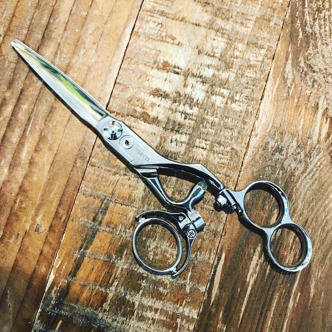 保志ゴローのインスタグラム：「新しいタイプのシザーをアルファシザーの佐々木さんからご紹介していただきました。 手首の負担がすごく減るのと、作業効率めちゃアップしそう。 これはいいな〜 #scissors #as&co.#alphascissors  #hair #beauty#tokyo #aoyama  #natura_aolani #naturaaolani #natura#56ヘアー」