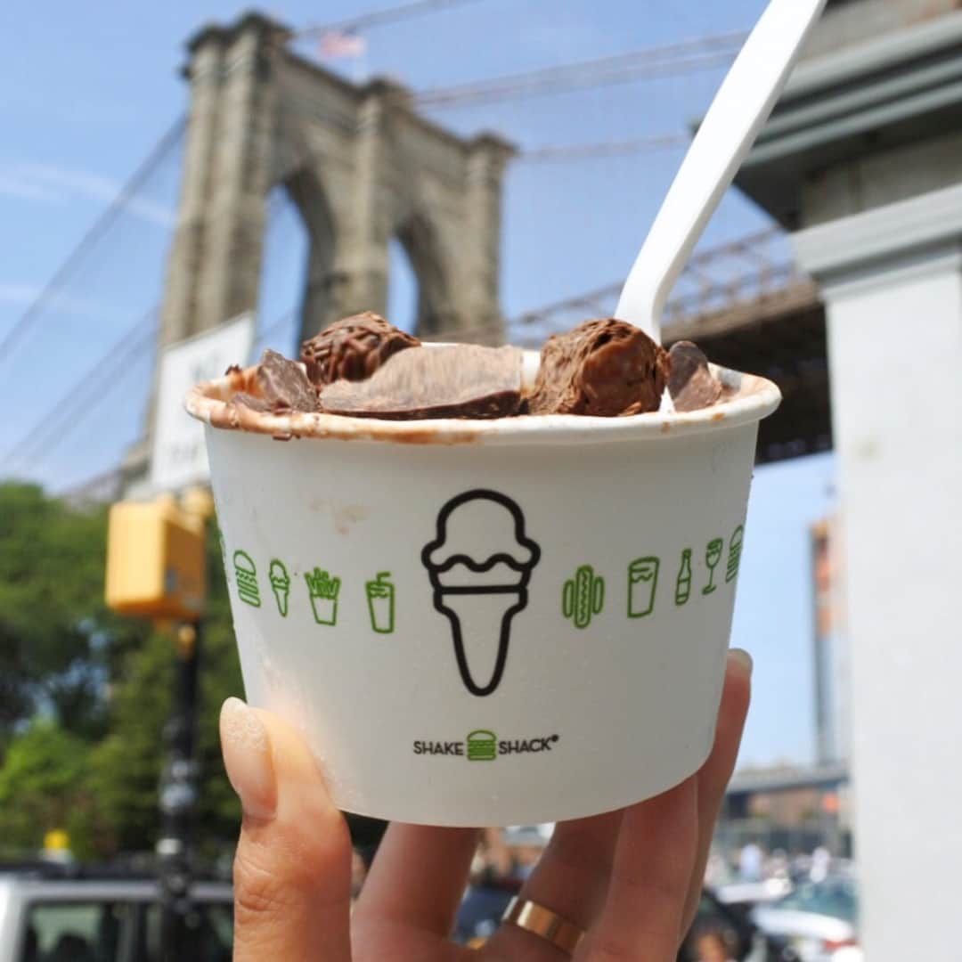 西口真央のインスタグラム：「初シェイクシャック☺︎🍔🍦🖤 #shakeshack #icecream #chocolate #chunk #Brooklyn @shakeshack」