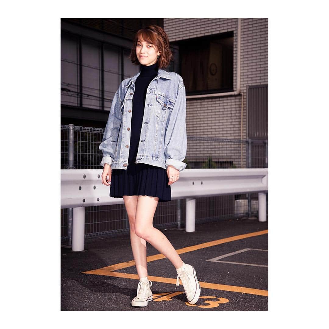 天海あかりのインスタグラム：「moussyのオーバーサイズのジャケット着てます😇 これから例の作戦会議です💗 ・ Outer / #moussy Onepiece / #miumiu Shoes / #CONVERSE ・ #今日のコーデ #coordinate #OOTD #OOTN #outfit #おしゃれさんと繋がりたい #fashion #followme #LOVEIT #instagood  #ALLSTAR #おそろい #定番だけど #🌻 ・ ・ ・ #🎬 #奥田民生になりたいボーイと出会う男すべて狂わせるガール #民生ボーイ #狂わせガール」