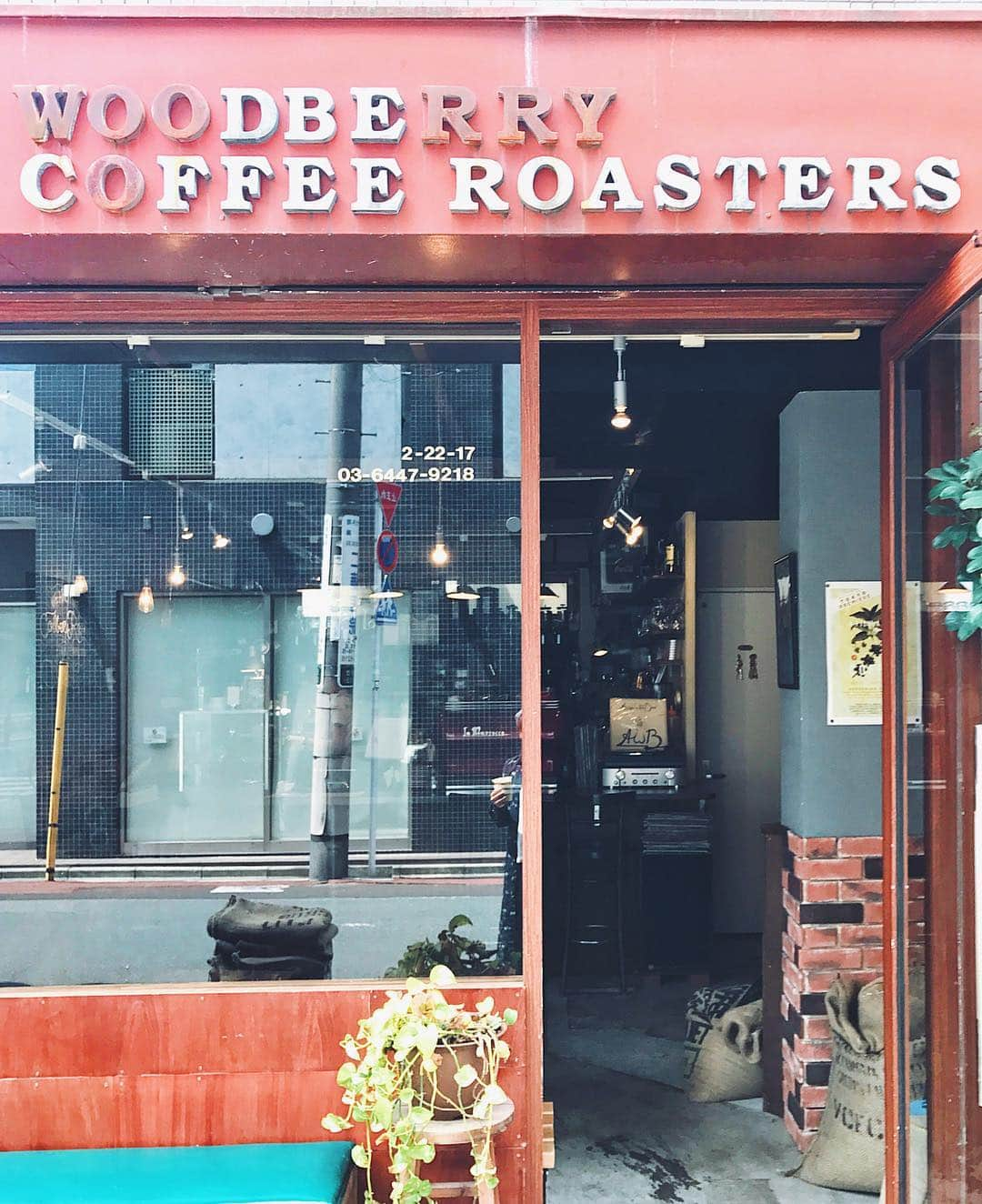 C A F E L O V E Rさんのインスタグラム写真 - (C A F E L O V E RInstagram)「WOODBERRY COFFEE ROASTERS/用賀 . 用賀駅徒歩2分 ヴィンテージアメリカンな 雰囲気のかっこいいコーヒースタンド レコードが流れる落ち着いたお店 . cafe☕️#woodberrycoffeeroasters #ウッドベリーコーヒーロースターズ place📍#yoga #用賀 . #_cafelover_ #cafe大好きお姉さん . マナーを守って楽しいcafe timeを…♡」8月31日 20時38分 - _cafelover_