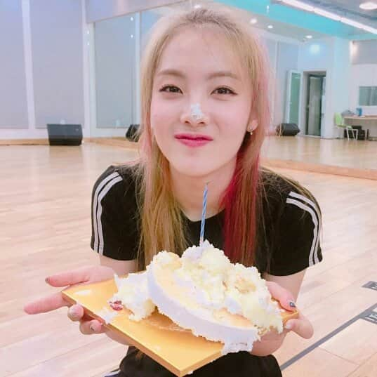 ルーシーのインスタグラム：「❀ ; 170831 Lucy — Twitter Update — Happy Birthday my dear girl,our precious maknae Lucy♡ I wish you all the best my little girl~ This is a special day for you baby^^ I love you so much! #HappyLucyDay © owner [ tags : #WekiMeki #Lucy #NohHyojung ]」