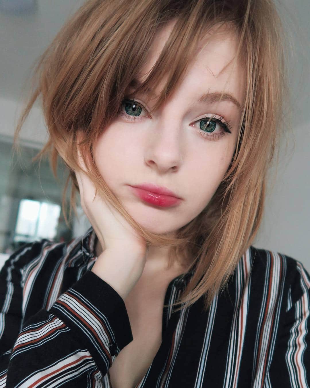 Ella Freyaのインスタグラム：「Tfw your teen years are ending soon but you don't feel 20 yet. Comment ur actual age and how old you feel.  Contacts: @contactlenssg (Lacelle Diamond in Aqua Glacier)」
