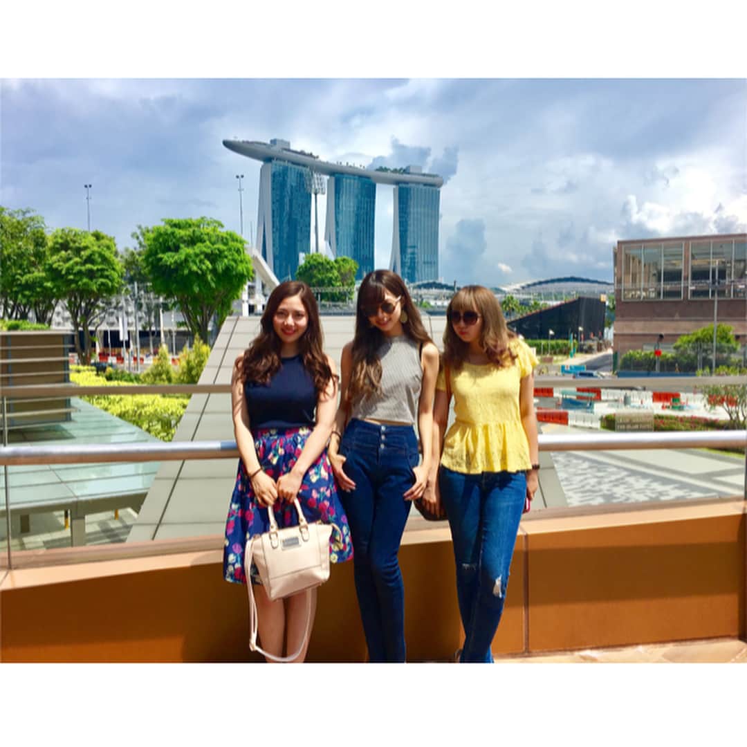 あやちゃんさんのインスタグラム写真 - (あやちゃんInstagram)「みんなー！ただいま🇯🇵❤ ２泊3日最高だった😭✨ 3日目はマーライオンのリバースした水をのんできたよ😆💕笑 予想をはるかに超えた小ささでびびった😂 楽しすぎたシンガポール旅✈️🇸🇬 ✨ 載せたい写真ありすぎる😭💕 #マーライオン #シンガポール旅行 #シンガポール #singapore #merlion #旅行 #海外旅行 #思い出 #夏休み」8月31日 22時13分 - aya.you.love.r