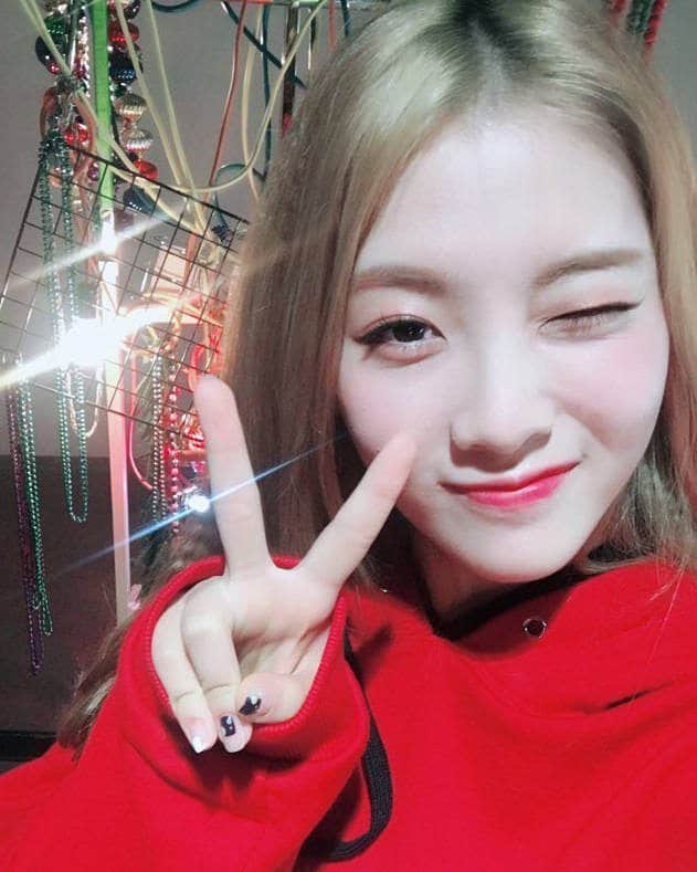 ルーシーのインスタグラム：「❀ ; 170831 Lucy — Weki Meki Weibo Update — © owner [ tags : #WekiMeki #Lucy #NohHyojung ]」