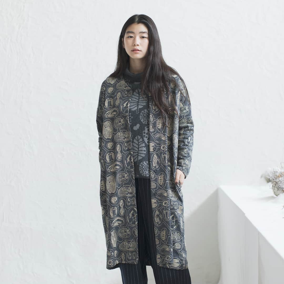 marbleSUD(マーブルシュッド) のインスタグラム：「秋冬コレクションの注目株！総刺繍シリーズの『巣ごもり』が入荷いたしました。巣の中でゆっくり穏やか〜に過ごす動物たちを細かな刺繍で丁寧に表現しました。 #marblesud #マーブルシュッド #17FW #marblesud17FW #新作 #newarrivals #刺繍 #動物 #フクロウ #リス #カメ #冬眠 #冬 #おやすみ #ワンピース #秋」