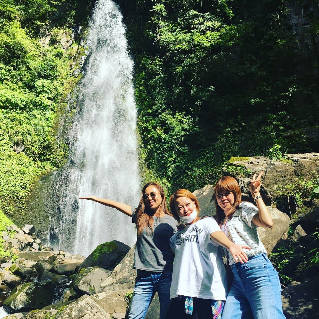 中谷紋菜のインスタグラム：「滝って凄い😳✨ 砂って凄い😳✨ ・  #観光#マイナスイオン#細川たかし#天つゆ事件#いつメン#ちはる不在 #thxmyfriend」