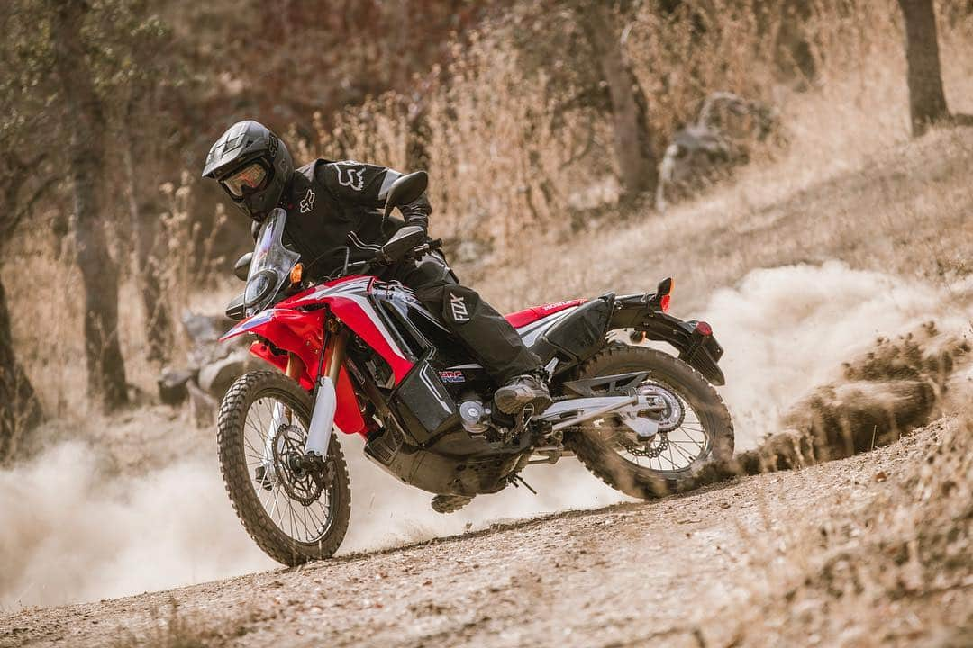 Honda Powersports USさんのインスタグラム写真 - (Honda Powersports USInstagram)「Go exploring in the dirt and commute to work every day. The CRF250L Rally is the perfect bike that can do it all.  #RideRed #CRF250LRally」9月1日 9時45分 - honda_powersports_us