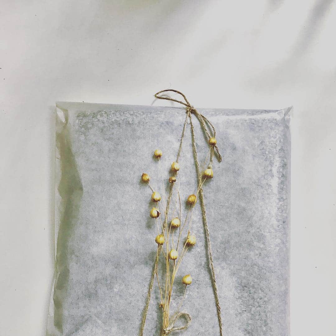 光野桃さんのインスタグラム写真 - (光野桃Instagram)「そっと束ねられた草の実や小枝が添えられて、静かに届く贈り物。 夏の疲れが癒されます。 今日から9月。」9月1日 9時45分 - mitsuno.momo