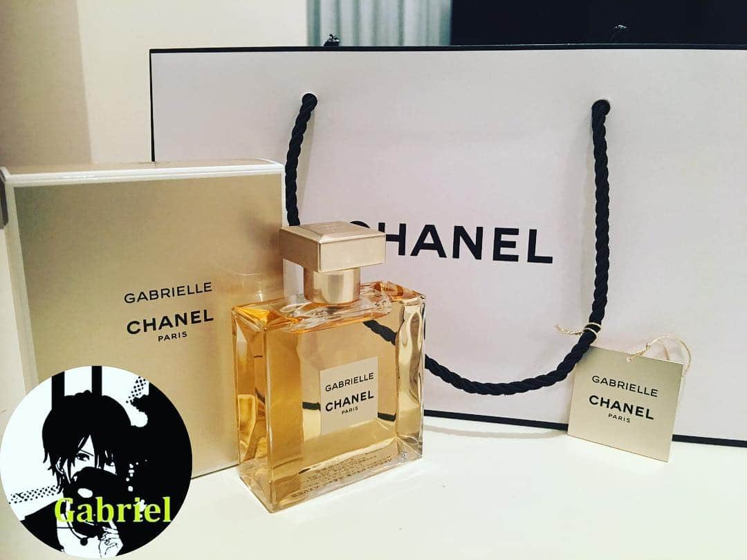 ガブリエルのインスタグラム：「誰が444や👿 #chanel #本日発売 #なぜ買った」