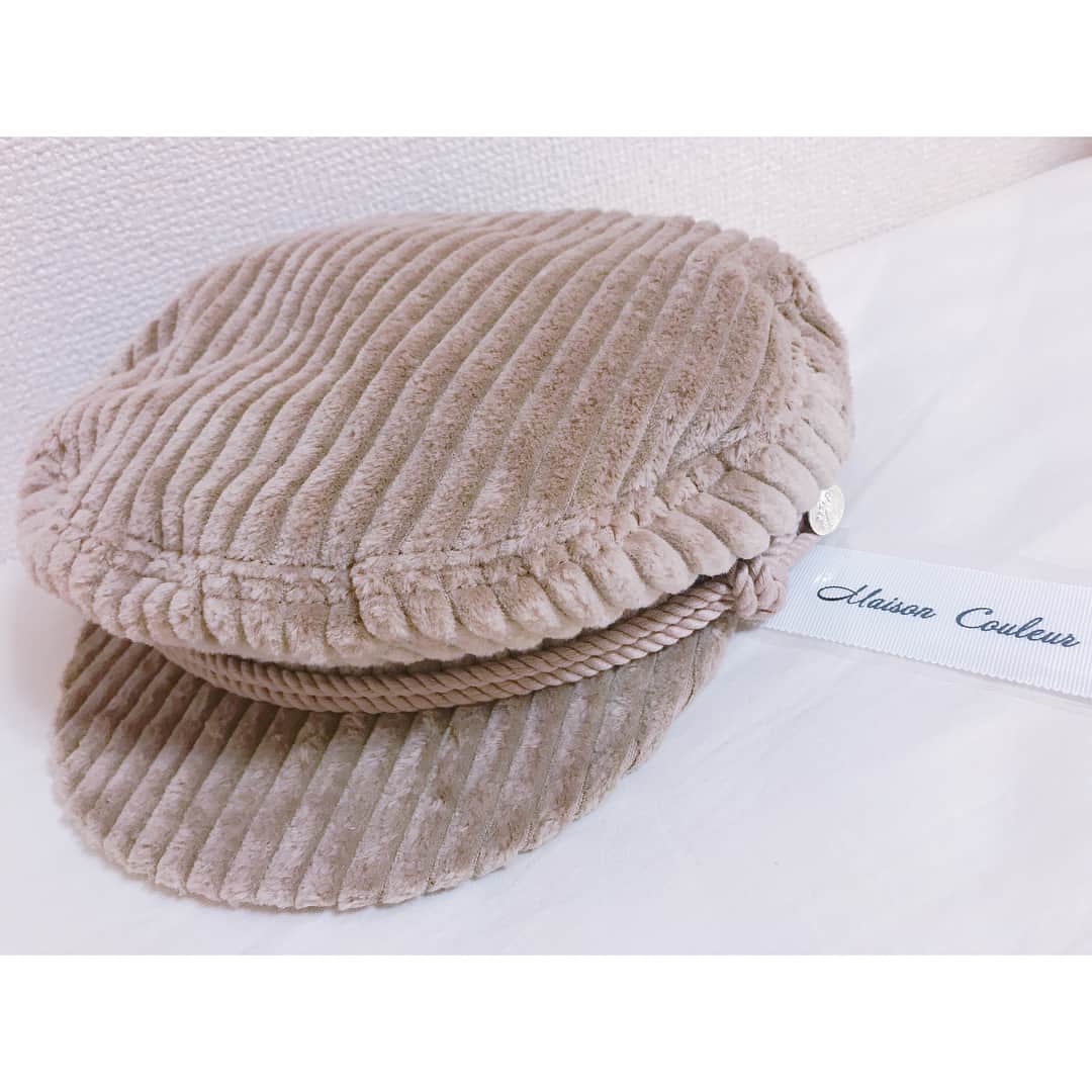 筒井萌子のインスタグラム：「𓇼 テラハの卒業生、帽子デザイナーの大畑ありささんのブランドMaison Couleurでオーダーしてたキャスケットが届いた🦁✨ ロープもカスタマイズできるの🎶 ブラックのキャスケットは去年CA4LAで買ったからベージュを迎い入れた😘 最近肌寒いからハットや小物から秋を取り入れていこ〜🍁 #モデル #女優 #model #actress #ピンク #筒井萌子 #撮影 #shooting #instagood #instalike #作品撮り  #irving #converse #撮影 #followme #instalike #instacute #instagram  #sariafemme #maisoncouleur #ハット #キャスケット」