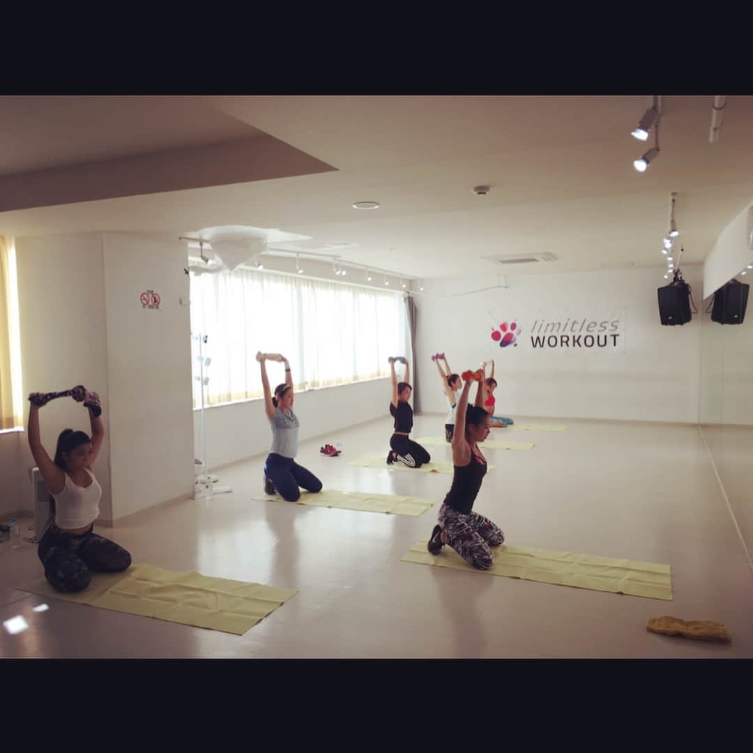 紅蘭さんのインスタグラム写真 - (紅蘭Instagram)「先日のlimitleesworkout2レッスンの様子🐭 写真からわかるように最高に楽しかった‼︎‼︎ みんなを楽しませないといけないのだが私が一番楽しんでたよーな😂🙏🏻 トレーニングをすることで素敵な体型をgetできるのはもちろんのこと内面も一緒に鍛えて ホルモン活性化させまくって 笑顔も作れるの‼︎ 身体を動かす楽しさ、、、 もっともっとたくさんの方々に知ってもらいたいな‼︎ いつも来てくれる方々、初めての方々、みんな本当にお疲れ様でした‼︎ありがとう🙏🏻🙏🏻🙏🏻 そして皆様たくさんのお祝いコメントやメッセージありがとうございました‼︎ 幸せだ‼︎ #紅蘭 #limitlessworkout  #トレーニング #ワークアウト #筋トレ女子  #ダイエット #次はなにしよーかな？」9月1日 21時49分 - kurankusakari