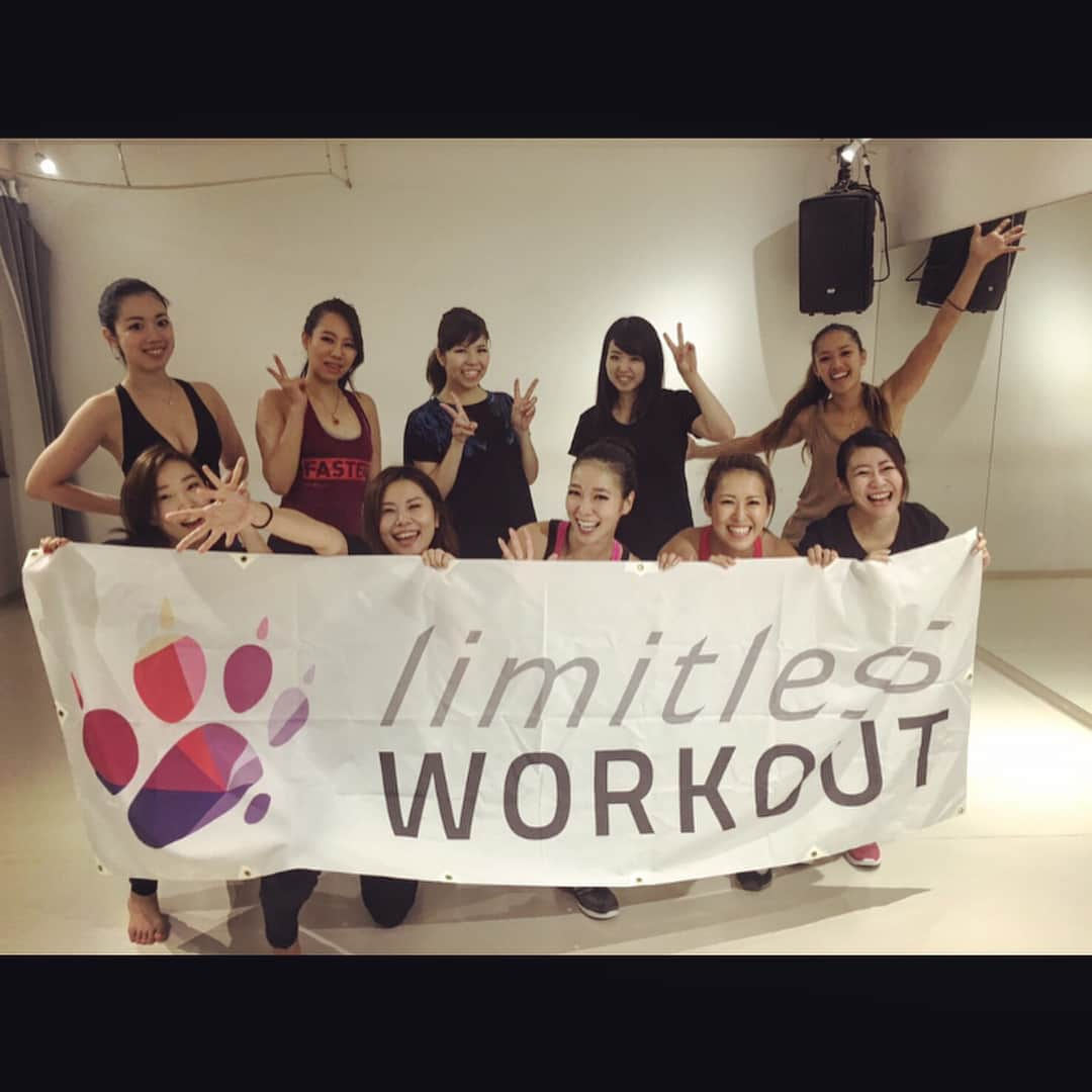 紅蘭さんのインスタグラム写真 - (紅蘭Instagram)「先日のlimitleesworkout2レッスンの様子🐭 写真からわかるように最高に楽しかった‼︎‼︎ みんなを楽しませないといけないのだが私が一番楽しんでたよーな😂🙏🏻 トレーニングをすることで素敵な体型をgetできるのはもちろんのこと内面も一緒に鍛えて ホルモン活性化させまくって 笑顔も作れるの‼︎ 身体を動かす楽しさ、、、 もっともっとたくさんの方々に知ってもらいたいな‼︎ いつも来てくれる方々、初めての方々、みんな本当にお疲れ様でした‼︎ありがとう🙏🏻🙏🏻🙏🏻 そして皆様たくさんのお祝いコメントやメッセージありがとうございました‼︎ 幸せだ‼︎ #紅蘭 #limitlessworkout  #トレーニング #ワークアウト #筋トレ女子  #ダイエット #次はなにしよーかな？」9月1日 21時49分 - kurankusakari