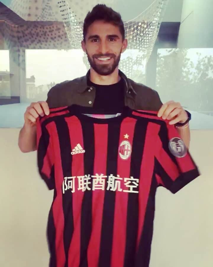 ファビオ・ボリーニのインスタグラム：「Aggiudicati la mia maglietta autografata indossata per il match amichevole contro il #borussiadortmund del 18 luglio 2017!  Tutto il ricavato andrà ai progetti della fondazione @missionbambini  Partecipa anche tu all'asta su @Charitystars (https://www.charitystars.com/product/borini)! Affrettati, l'asta scade il 13 settembre! 😊  Aiutiamo tutti insieme i bambini meno fortunati 🙏🏼 Win my autographed match worn shirt from the friendly game against #borussiadortmund on the 18th of July 2017!  All of the money will support the projects of the foundation @missionbambini You can join the auction @charitystars (https://www.charitystars.com/product/borini)! Hurry!! The auction will end on the 13th of September! 😊 Let's all help support children in need! 🙏🏼」
