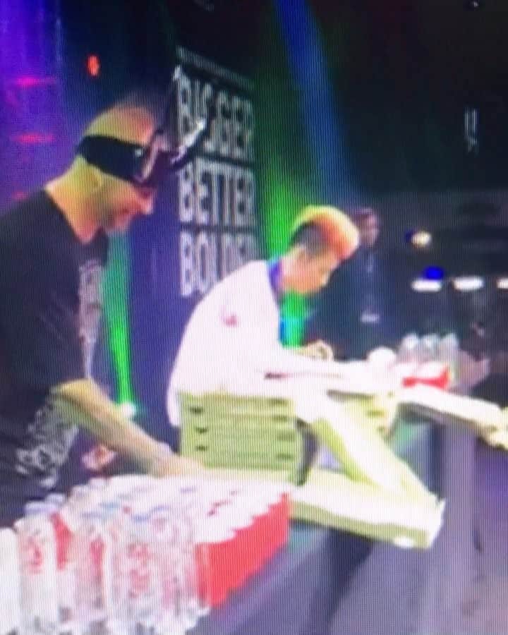 小林尊のインスタグラム：「#fbf to 🍕my pizza world record 🍕 5.5 boxes （22 slices） in 2 mins.  #shakeys  @thehornymike  MC @yintertainment 🎤✨ シェーキーズピザ 5.5箱 （22スライス）2分 二枚重ねて食べます。 #世界記録 #シェーキーズ #真似しないでね #特に店内では #historyconph #historycon」