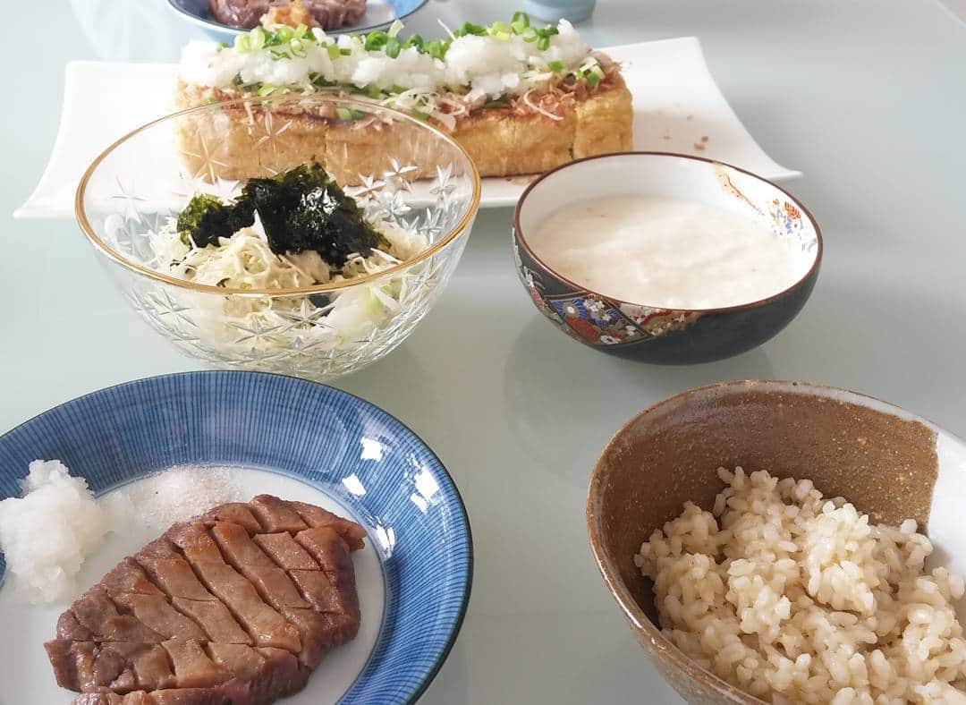 玉木碧さんのインスタグラム写真 - (玉木碧Instagram)「#母娘ランチ。 #仙台のおみやげ #牛タン #軽井沢のおみやげ#栃尾揚げ#帰りのSAで買いました。笑 #やはり牛タンには#とろろ#玄米#キャベツ #パパッと料理だけど#喜んでもらえました#いつもありがとうね#ママ #セントフォース#玉木碧」9月1日 13時55分 - tamaki_aoi.official