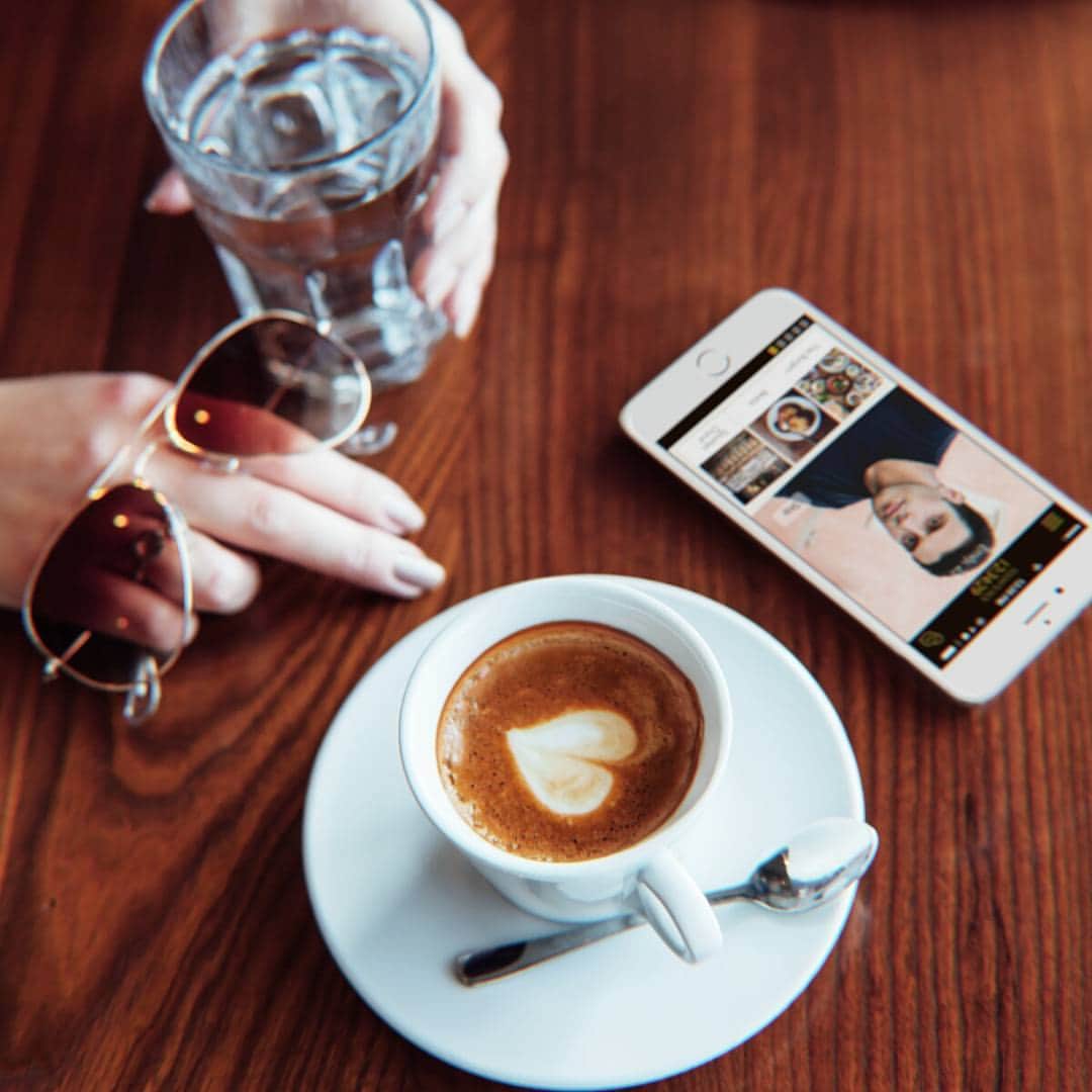 Dine - More Dates, Not Swipes.のインスタグラム：「Modern-day's version of love at first sight :) Have you found someone on Dine? #loveatfirstsight #lovebirds #coffee #latteart #greatguy」