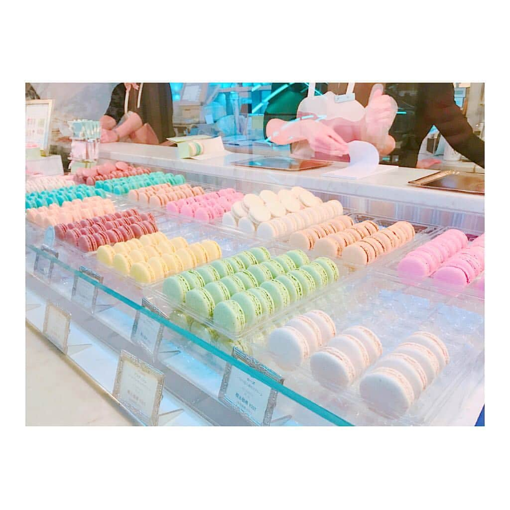 永原知奈さんのインスタグラム写真 - (永原知奈Instagram)「❤️💛💚💙💜 LADUREEっ 甘いもの好きじゃないけど マカロンはなぜかテンション上がるねん😂 . #マカロン #macaron #ラデュレ #laduree #銀座 #東京」9月1日 15時54分 - chiim2