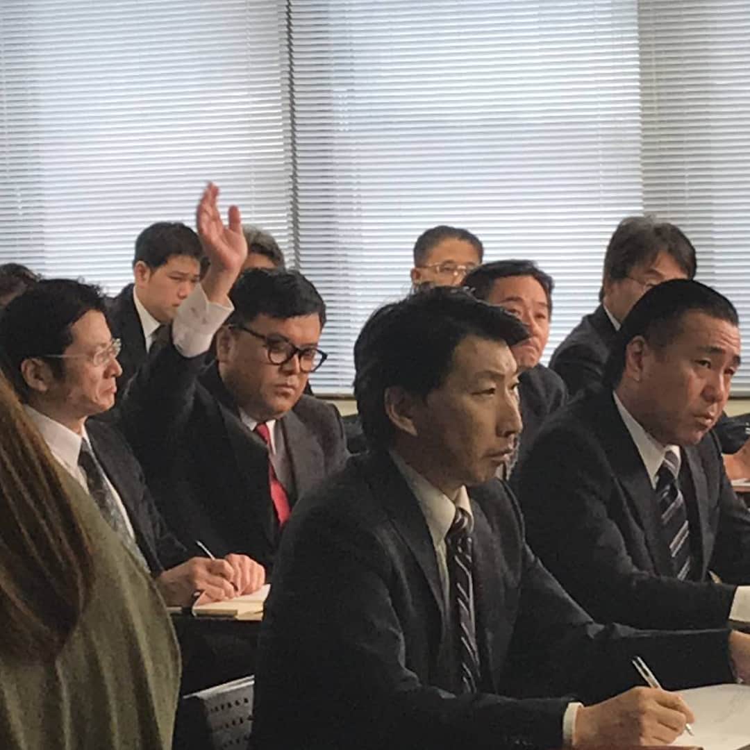 久保田和靖さんのインスタグラム写真 - (久保田和靖Instagram)「CM撮影にきました。 企業や内容はまだ言えませんがお楽しみに🙇🙇🙇🙇🙇🙇🙇🙇🙇🙇🙇 下記の文面は全くCMと関係ありません 写真からくみ取る現代社会のサラリーマンストレスです。  #組織体制にメスを入れる中堅社員 #役員には熱量だけあるといなされる人 #同僚は学歴とコミュニケーションのうまさだけで出世 #会社は個人の熱量より波風立てない社員を優遇 #尊敬してた先輩もいつのまにか組織に飲み込まれた #1人で上層部に現場を理解しろと主張 #気づけば窓際に追いやられ #今日も営業の外回り #いつもの場所で休憩 #ワイシャツを腕までまくり階段に腰掛け缶コーヒーをのみながら悔しむ #ふとiPhoneを見ると額の汗が画面に #立ち上がりまた営業に #途中電気屋のテレビに映る高校球児を見ながら #我にかえる #俺プロ野球目指してたんだよな #今の自分を疑う #しかしさっきiPhoneの待ち受けに写ってた4歳の子供を思い出し #俺は諦めたんだ諦めたんだと言い聞かせ 奮起する。 #今の俺にはこれしかねんだこれしかねんだよなって。 #突然の大雨 #全力で誰もいないバス停に行き雨宿り #ワイシャツのポケットから取り出したびしょ濡れのタバコ #口にくわえポケットからライターを探す。 #やっちまったさっき休憩したところに置いてきた。 #糞。 #つづく」9月1日 16時32分 - kubotakazunobu