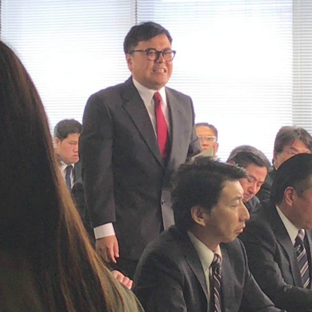 久保田和靖さんのインスタグラム写真 - (久保田和靖Instagram)「CM撮影にきました。 企業や内容はまだ言えませんがお楽しみに🙇🙇🙇🙇🙇🙇🙇🙇🙇🙇🙇 下記の文面は全くCMと関係ありません 写真からくみ取る現代社会のサラリーマンストレスです。  #組織体制にメスを入れる中堅社員 #役員には熱量だけあるといなされる人 #同僚は学歴とコミュニケーションのうまさだけで出世 #会社は個人の熱量より波風立てない社員を優遇 #尊敬してた先輩もいつのまにか組織に飲み込まれた #1人で上層部に現場を理解しろと主張 #気づけば窓際に追いやられ #今日も営業の外回り #いつもの場所で休憩 #ワイシャツを腕までまくり階段に腰掛け缶コーヒーをのみながら悔しむ #ふとiPhoneを見ると額の汗が画面に #立ち上がりまた営業に #途中電気屋のテレビに映る高校球児を見ながら #我にかえる #俺プロ野球目指してたんだよな #今の自分を疑う #しかしさっきiPhoneの待ち受けに写ってた4歳の子供を思い出し #俺は諦めたんだ諦めたんだと言い聞かせ 奮起する。 #今の俺にはこれしかねんだこれしかねんだよなって。 #突然の大雨 #全力で誰もいないバス停に行き雨宿り #ワイシャツのポケットから取り出したびしょ濡れのタバコ #口にくわえポケットからライターを探す。 #やっちまったさっき休憩したところに置いてきた。 #糞。 #つづく」9月1日 16時32分 - kubotakazunobu