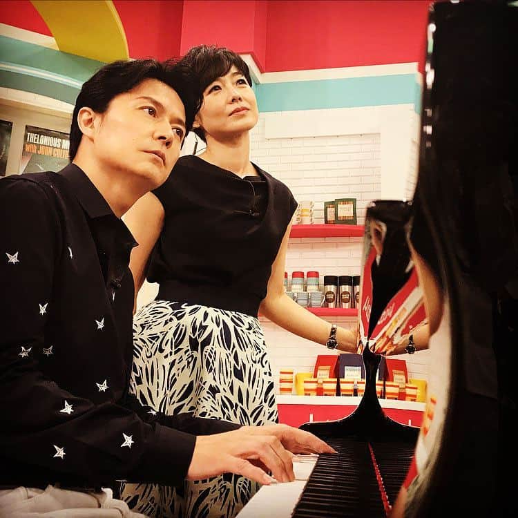 福山雅治さんのインスタグラム写真 - (福山雅治Instagram)「聴いて、由美子。  Listen, Yumiko.  一起聽吧！由美子。  #NHK #あさイチ #有働由美子」9月1日 16時39分 - masaharu_fukuyama_official