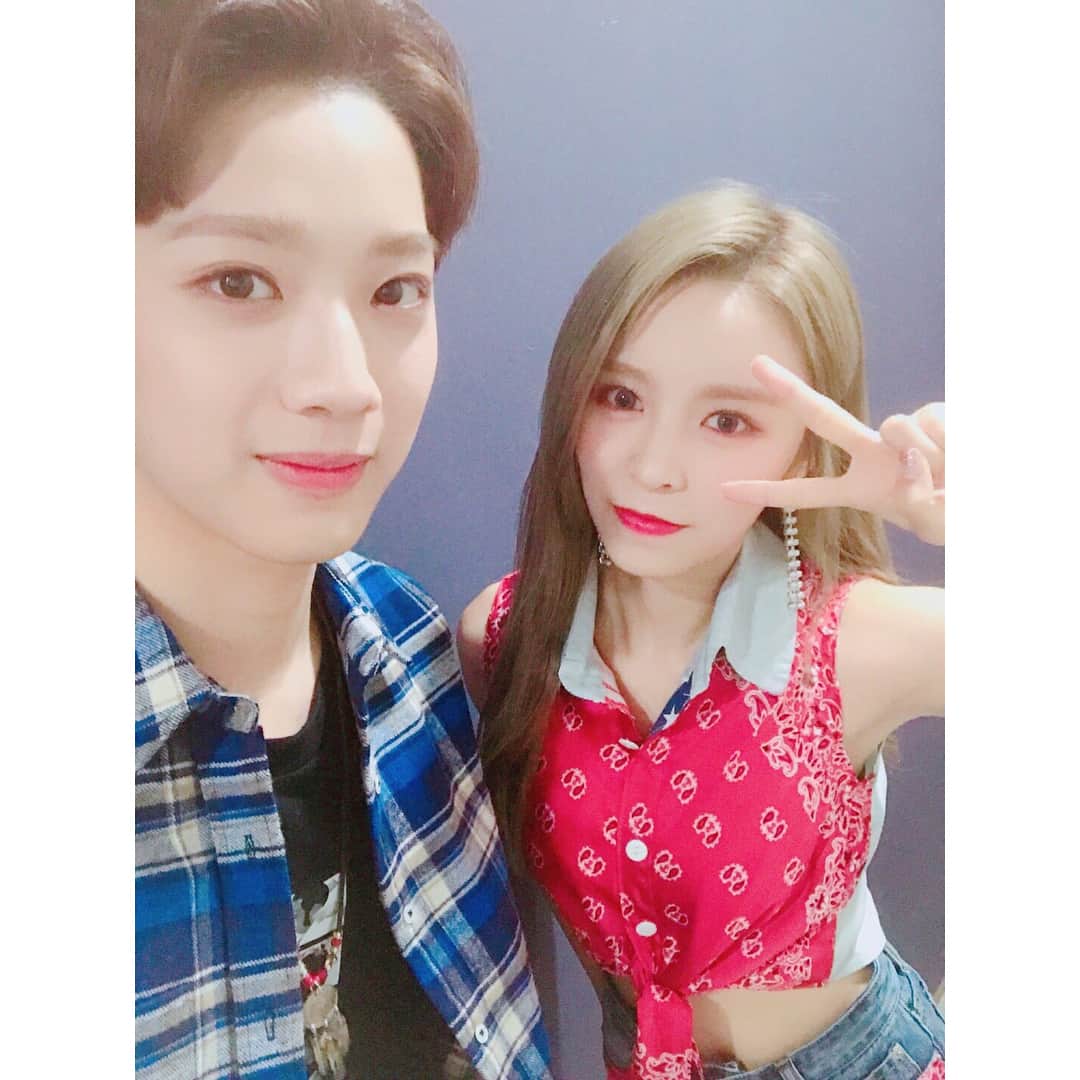 のインスタグラム：「. 170901‖ Twitter @ CUBECLC [170824] 顏值顏值 얼짱! (臉讚!) 相信Elkie會係一個好前輩好姐姐💁🏼💁🏼 —————————————— 譯文 : [花絮] #CLC 和 #WANNAONE 通過活動在音樂節目中遇見 #CUBE兄弟 #Elkie & #賴冠霖 霖霖說自己個子高，已經不知道誰是哥哥誰是弟弟了,,🤔 #不是姊弟嗎 #顏值姊弟 👸🏼🤴🏻 🎧 #SUMMER_KISS #Energetic - 活動 (Elkie 個人活動/團體活動) : [香港時間] 24/09/2017 (日) 10th Anniversary KMF 2017 concert @ the Yokohama Arena - 想收到通知留意我地即時既po?😊 按@elkiehk👉右上(個3粒◾◾◾)👉開啟貼文通知 — #CLC#씨엘씨#Elkie#엘키#莊錠欣#Cheshire#CLCHK#ElkieHK#예뻐지게#아니야#Chamisma#도깨비」