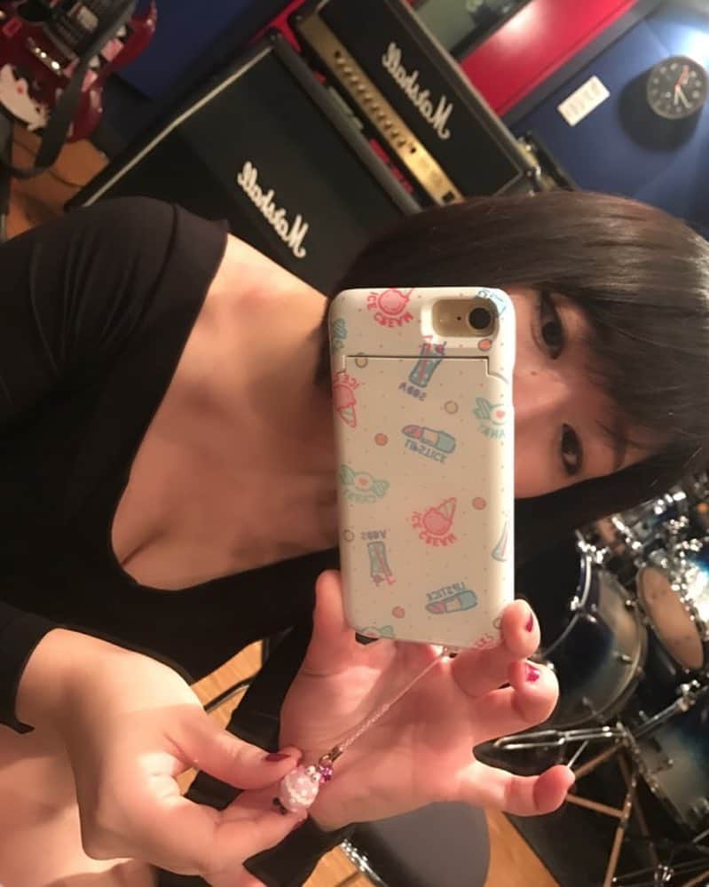 のインスタグラム：「・ ・ いつも誰かと朝帰りッ！ちゃんまいです♡ ・ 移動電話にテレ玉さんで頂いた“みず玉ちゃん”つけて暇さえあればイジリーさんしているヨ♡ マンモスプリP〜♡ ・ そんなちゃんまいは今夜もスタジオの後に艶々ナイトが待っています…♡ ・ ・ #ベッドイン #japanese #sexy #idol #テレ玉  #テレ玉君 #テレビ埼玉 #パイテロ #艶々ナイト」