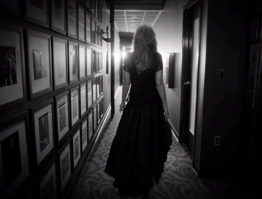アリソン・クラウスのインスタグラム：「The brand new video for "Windy City" is out now. Watch it on @amazon (link in bio).」