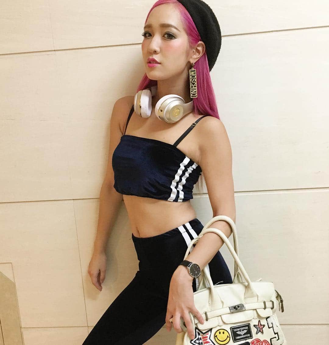のインスタグラム：「今日は、ずっと興味があった痩身クリニックに行きましたー✨✨ 渋谷にある #エスビューティークリニック 💄 なんかいまジム行ってるんだけど、セルライトついたまま鍛えても意味ないし余計太くなるって聞いたから急いで探したの！！！！ セルライトを退治してもらたよーー😂👋 気持ちよかったし、本当にスッキリしたから通うーー❤️❤️ 痩身以外にもいろいろな施術があるらしいので、ぜひチェックしてみてね😘💕💕 @dr.y.yumi さんありがとうございました😍 #医療痩身 #アンチエイジング  #レーザートーニング #sbeautyclinic #渋谷美容クリニック #痩身 #美容 #エステ #ヴァンキッシュ #ootd #コーデ #instafashion #yuminemstyle」