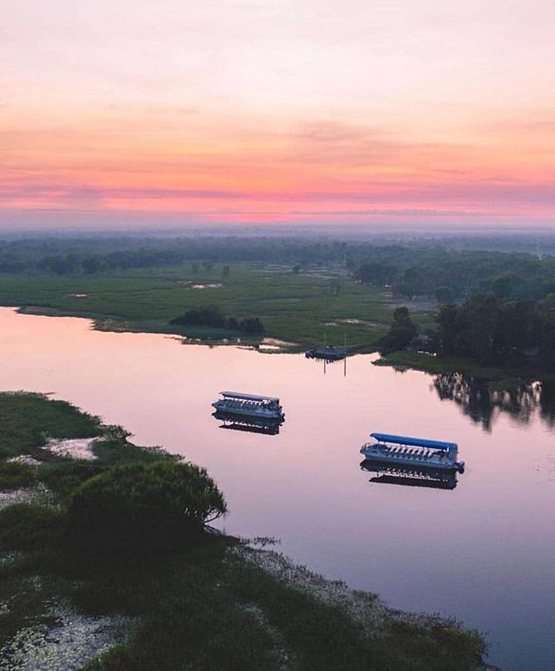 Australiaさんのインスタグラム写真 - (AustraliaInstagram)「Nope, you're not dreaming - this is what mornings really look like at Yellow Water Billabong in the @ausoutbacknt. What a magical way to start the day! Take a sunrise cruise with @kakadutourism and breathe in the dramatic scenery as you glide through the incredible wetlands of the @seekakadu national park. Keep your eyes peeled for crocodiles in their natural habitat, not to mention the 60+ bird species found here including jabirus, whistling ducks and magpie geese. Photo: @saltywings #dokakadu #NTaustralia #topendnt #tourismtopend #explore」9月2日 5時49分 - australia