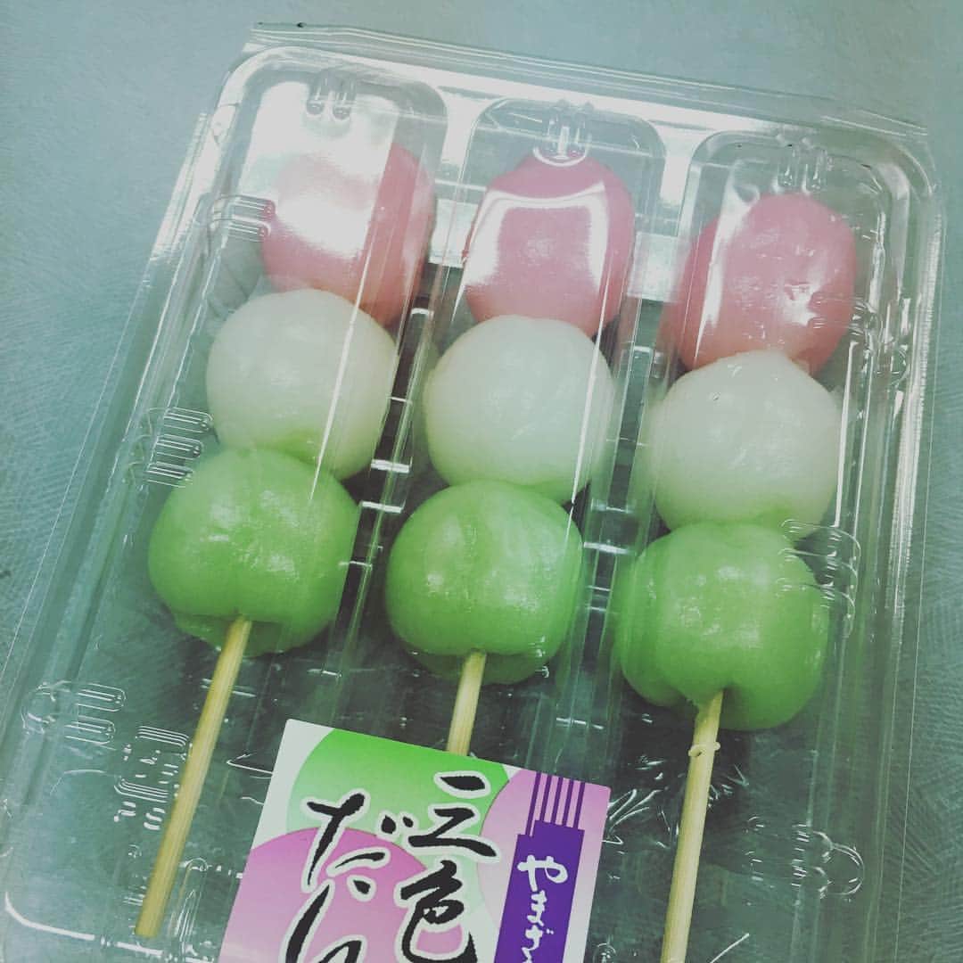 長田庄平のインスタグラム：「なんでこのだんご買ったんやろ #三色だんご #お供え物でしかみない #気づいたら手にとってた #食べるの25年ぶり #ものすごくプレーン味 #もはや懐かしさもない #次食べるの65歳」