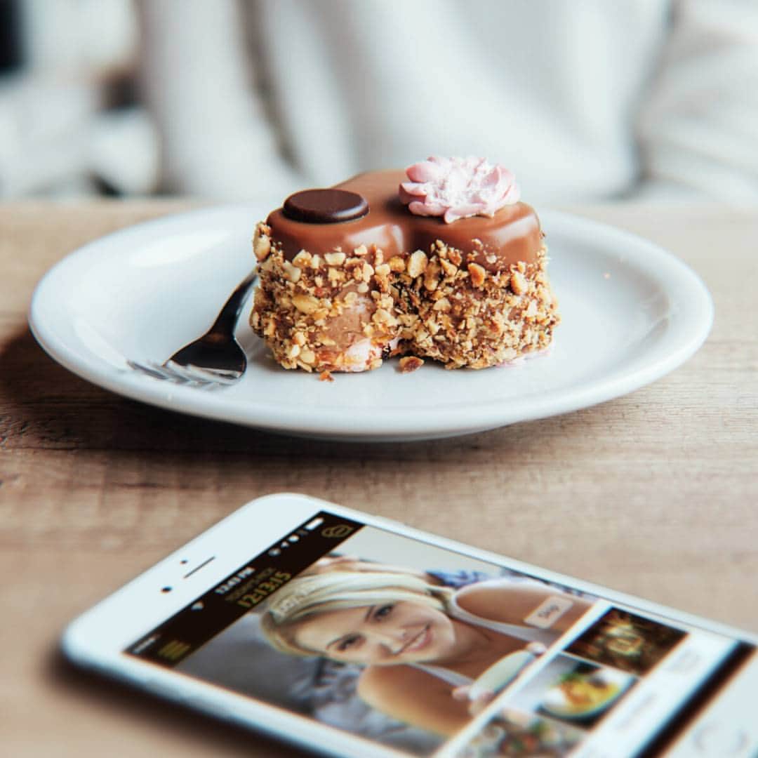 Dine - More Dates, Not Swipes.のインスタグラム：「Are your dates as sweet as this? If you're looking for more dates and less swipes, it's time to try Dine. #chocolatecake #datenight #cafe #dessert #sweettooth」