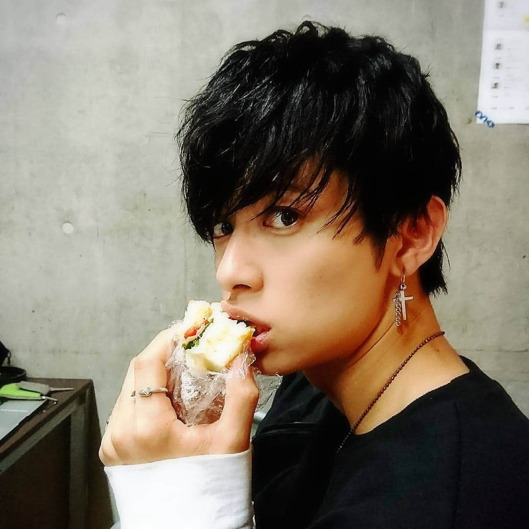 龍雅-Ryoga-のインスタグラム：「食いしん坊😋  #龍雅 #ryoga #岸本勇太  #YUTA #vocal #食いしん坊  #常に #もぐもぐ」