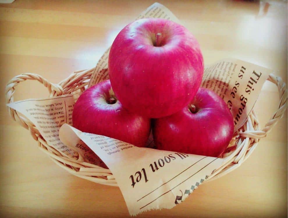 高橋真生さんのインスタグラム写真 - (高橋真生Instagram)「りんごちゃん🍎 * むくみ体質改善にいいんだよ😏 ✨ * * #apple#むくみ改善#いただきます」9月2日 13時59分 - mau_mermaid63