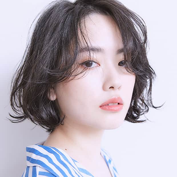 HAIR CATALOG . JPさんのインスタグラム写真 - (HAIR CATALOG . JPInstagram)「【ボブ×パーマスタイルが流行中！】 . 重くなりがちなボブにパーマで柔らかさと軽さをプラスしたスタイルが人気 秋風にふわりと揺れて、「今」っぽさを演出🍃 . 1.Angelica @angelica_giulietta_yenn 石垣拓也 @angelica_ishigaki  2.aimant @aimant_0411 渡部伸和 @nabepuro_n  3.SNOB @snob_official_ 田中大地 @daichi_tanaka_  #HCJP#instahair#hairstyle#HAIRCUT #haircut #HAIRMAKE #haircolor #サロンモデル #サロン撮影 #HAIR#美容院 #美容師#アシスタント#作品取り#ボブ#ワンカール#パーマ#ワンカールボブ#フォロー#instagood#イメチェン」9月2日 17時33分 - hair_catalog_jp