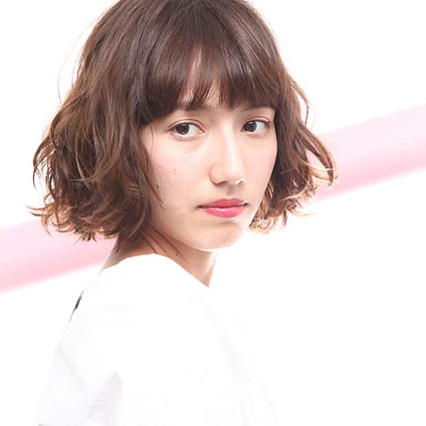 HAIR CATALOG . JPさんのインスタグラム写真 - (HAIR CATALOG . JPInstagram)「【ボブ×パーマスタイルが流行中！】 . 重くなりがちなボブにパーマで柔らかさと軽さをプラスしたスタイルが人気 秋風にふわりと揺れて、「今」っぽさを演出🍃 . 1.Angelica @angelica_giulietta_yenn 石垣拓也 @angelica_ishigaki  2.aimant @aimant_0411 渡部伸和 @nabepuro_n  3.SNOB @snob_official_ 田中大地 @daichi_tanaka_  #HCJP#instahair#hairstyle#HAIRCUT #haircut #HAIRMAKE #haircolor #サロンモデル #サロン撮影 #HAIR#美容院 #美容師#アシスタント#作品取り#ボブ#ワンカール#パーマ#ワンカールボブ#フォロー#instagood#イメチェン」9月2日 17時33分 - hair_catalog_jp