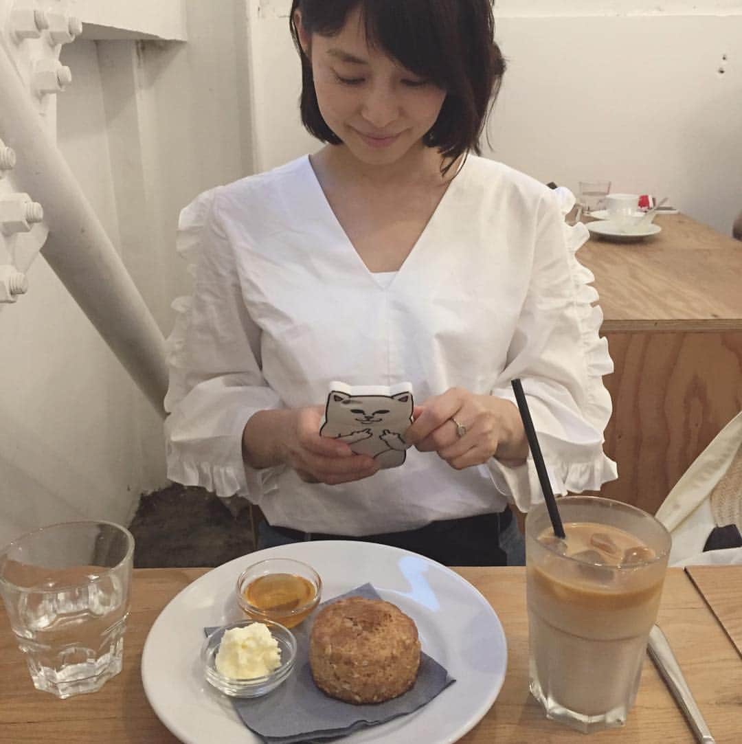 石田ゆり子さんのインスタグラム写真 - (石田ゆり子Instagram)「フリフリのついた白いブラウスを着て 世にも美味しいスコーンを食べた。 ちょっと照れるわ。 #buik」9月2日 18時46分 - yuriyuri1003