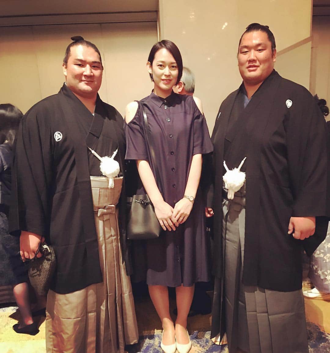 大山加奈さんのインスタグラム写真 - (大山加奈Instagram)「竜電関と輝関 . 写真お願いしにきてくださって… 光栄です😊✨ . 手の大きさ比べたら わたしより大きくて キュンとしてしまいました😍💓 . わたしより大きい手の男性 めったにいないので😂笑。 . これから応援します😄✨. . #竜電関 #輝関」9月2日 19時31分 - kanaoyama0619