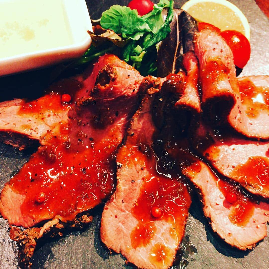 肉バル ワインラボ(Wine Lab)新宿三丁目店さんのインスタグラム写真 - (肉バル ワインラボ(Wine Lab)新宿三丁目店Instagram)「当店一押しのローストビーフ 〜ワサビと燻製オリーブオイル〜  長時間低温でじっくり焼き上げたお肉はしっとりとした食感です。赤ワインとの組み合わせにバッチリですね！ #ローストビーフ#ワサビ#オリーブオイル#肉バル#ワイン#新宿三丁目#イタリアン#個室」9月2日 19時27分 - the_wine_lab3