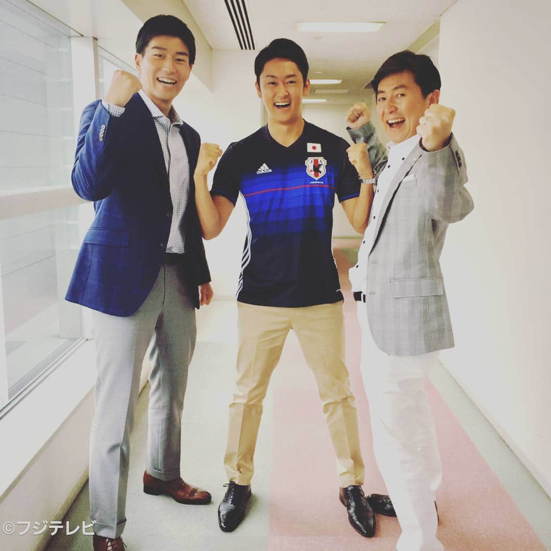 フジテレビ「とくダネ！」のインスタグラム：「ハリルジャパンがW杯出場を決めてこんな感じ♪ さて、#どんなセリフが合うでしょう( ´艸｀) また来週、#朝8時からテレビの前でお会いしましょう！ #笠井信輔 #木下康太郎 #内野泰輔 #とくダネ大喜利 #大喜利 #とくダネコーデ #ファッション #コーディネート #今日のコーデ #アナウンサー #2017 #9月1日 #金曜日 #とくダネ #tokudane #フジテレビ #fujitv 170901」