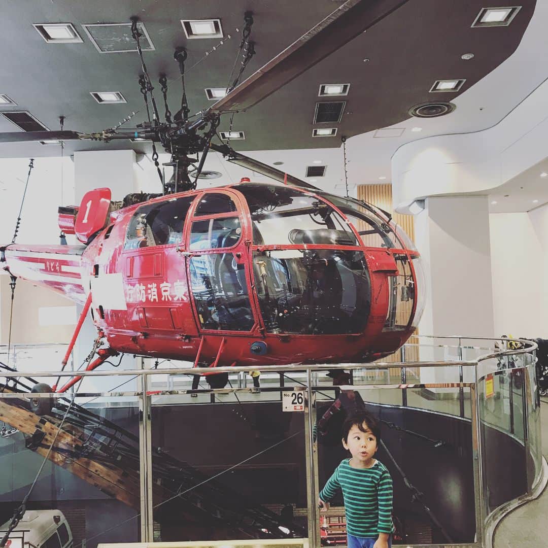 諸岡なほ子さんのインスタグラム写真 - (諸岡なほ子Instagram)「四谷三丁目駅から地上に出た瞬間、息子も私も建物の中にある本物のヘリコプターに釘付け。他のところへ行く予定だったのに、いきなり寄り道。でも、すごく良かった。消防の人たちの仕事が息子にもなんとなく掴めたかもしれないし、何より本物のヘリの操縦室に乗り込めて、母も息子も興奮。楽しい展示がたくさんあるのに無料というのがまた母ポイント高し。最後のソフトクリーム写真は永田町駅の駅ナカカフェにて。 追記:しかし、永田町エチカフィットT-crossingのソフトクリームの美味しさは一体何！？ クレミアみたいなグラマラスな甘さじゃなくて本当に程よく品のいいお味、プラス、コーンが香ばしいメープル味。どこの？他でも食べられるの？知ってる人いますかー？ あれはまた食べたい。#softcream #永田町 #エチカフィット #ティークロッシング #ソフトくリーム  #消防博物館 #無料 #展望休憩室 でお弁当を食べて #道草 #終了 #四谷三丁目 #駅直結 #ヘリコプター #helicopter #諸岡なほ子 #nahokomorooka のタグも入れましょうね♪とマネージャーさんから言われたので一応ね。」9月2日 20時16分 - morookanahoko