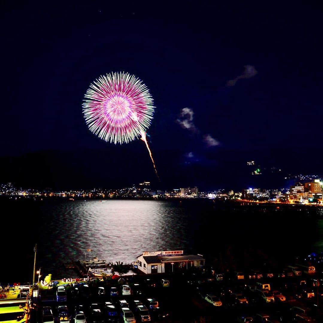 Kajiko Kajikawaのインスタグラム：「風もあってよく綺麗に見えた。 #夏の終わり。 #寒すぎる花火大会 #新作花火大会 #諏訪  #諏訪湖 #花火 #🎆 #🎇 #fireworks  #suwa #suwalake」