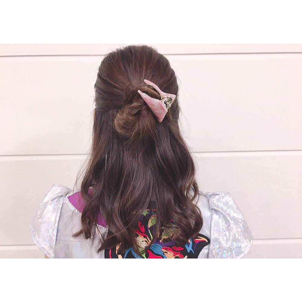 佐藤綾乃さんのインスタグラム写真 - (佐藤綾乃Instagram)「リリイベ4日目の髪型💇  ハーフお団子！ この日はバタバタしていたので 3分でできるお団子ヘアにしました  #ヘアアレンジ #リリイベ期間 #楽しんでる」9月2日 20時58分 - ayano152