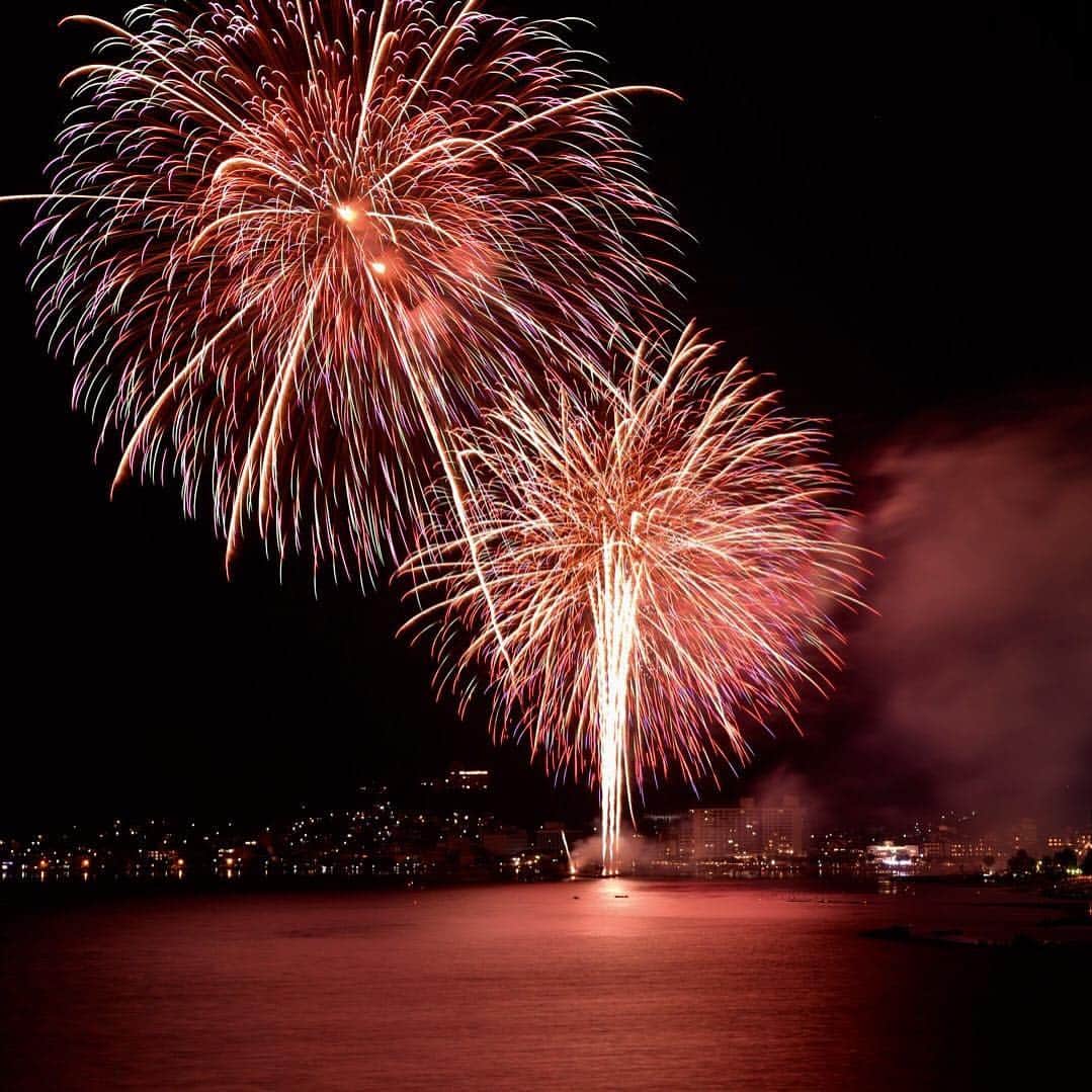 Kajiko Kajikawaさんのインスタグラム写真 - (Kajiko KajikawaInstagram)「画角間違って、上切れちゃった残念な写真。  #夏の終わり。 #寒すぎる花火大会 #新作花火大会 #諏訪  #諏訪湖 #花火 #🎆 #🎇 #fireworks  #suwa #suwalake」9月2日 21時03分 - kajikoo