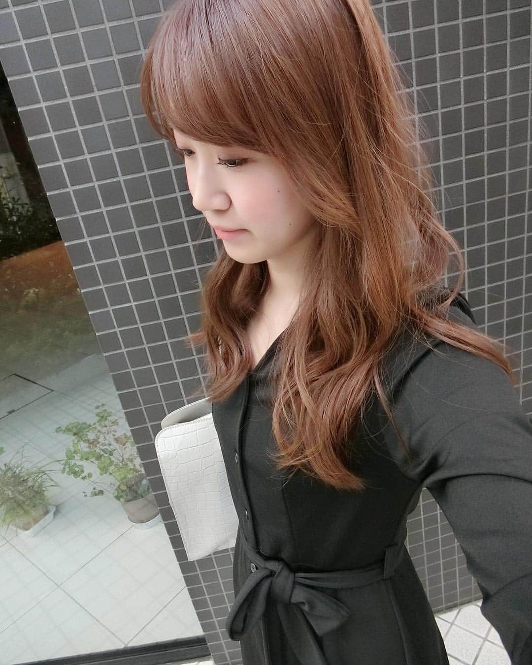 のインスタグラム：「・ 今日のヘアメイク全体✨ ・ アイメイクは1つ前のpostのもの💕 チークとリップはCHANLE✨ ジュコントゥラスト86 ルージュアリュールインク 156 ・ ・ もう肌寒いくらいでブラックの厚手のロングワンピ✨ ・ 明日は美肌講座なので 今日は風邪をなおすためにゆっくりしよう♡ ・ ・ #コスメ #化粧品 #アイメイク #アイシャドウ #ブラウンシャドウ #ナチュラルメイク #マスカラ #ルナソル #VINTORTE #自まつ毛 #裸眼メイク #リップ #口紅 #CHANEL #コーデ #今日のコーデ #ブラックワンピ #巻き髪 #ロングヘア #セルフ美容 #たまき美活 #女子力 #美容 #美意識 #美活 ・ ・ 🍎🍏🍎🍏」