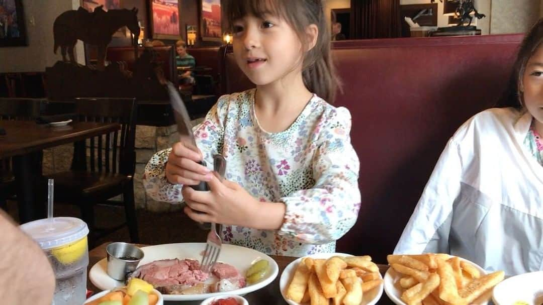 Ava 2008.07 Ellie 2011.04のインスタグラム：「. . My #saltbae #girls 🍖🍽 @nusr_et . . #솔트배 를 꿈꾸는 자매들 . . . . We are #bigfans  #ribeye #steak #립아이 #스테이크 #food #foodie #foodbaby」