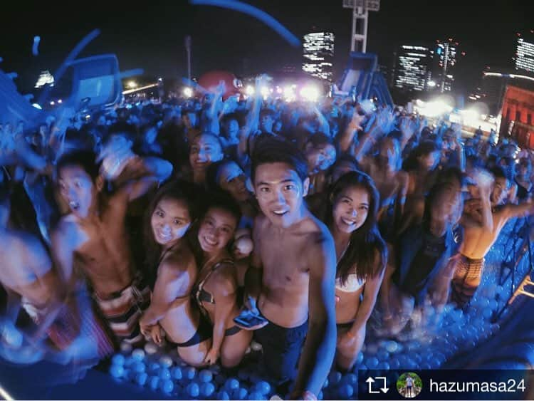 ウォーターパークbyハウステンボスのインスタグラム：「Repost from @hazumasa24 @TopRankRepost #TopRankRepost . 👻NIGHT プール👻 . #大阪城ウォーターパーク#nightpool#1番まえのど真ん中#水着忘れて#子供のレンタル#masagram」