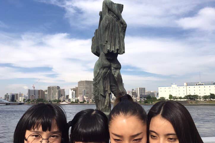 新しい学校のリーダーズさんのインスタグラム写真 - (新しい学校のリーダーズInstagram)「#銅像と共存  #新しい学校のリーダーズ  中央大橋中央部 にて #メッセンジャー像 。 "メッセンジャー"とは 品物、伝言などをおくひとどける人。 私たちもそんな存在になる。 RINのおでこが光ってるのは気にしない。」9月2日 22時00分 - japan_leaders