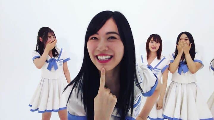 M-ON! MUSIC｜エムオンミュージックのインスタグラム：「M-ON! MUSICのInstagramにていろんなプチ企画をやってきましたが、ラストの松井珠理奈に現場スタッフでも思わず「おぉー！」と感嘆の声が（笑）。 #SKE48 #意外にマンゴー #矢作有紀奈 #古畑奈和 #松井珠理奈 #北川綾巴 #高柳明音 #エムオンミュージック  #マルとバツ公開中 #動画 #あっち向いてホイ #さすがアイドル #神対応  @nao_furuhata @jurinamatsui3 @ryoha1009 @akane_o8o」